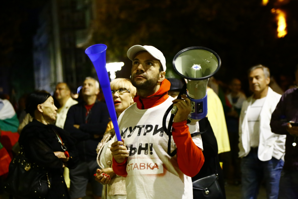 Енергията на протеста оттече, ето какво се случва в момента пред МС и Президентството СНИМКИ 