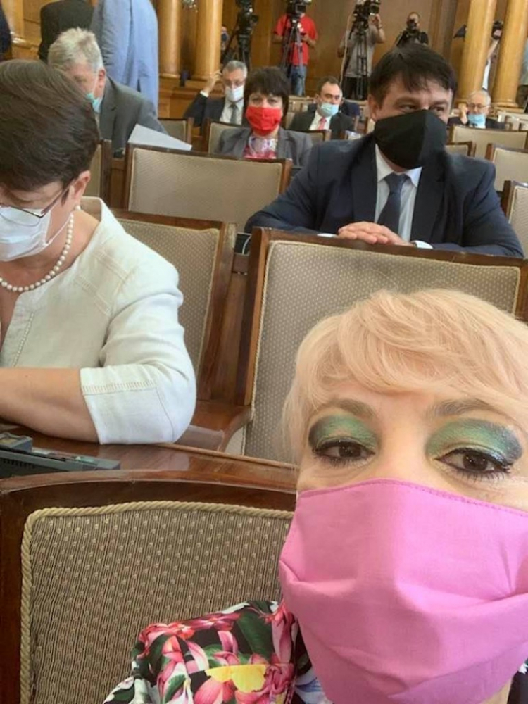 Нона Йотова изби рибата с тези СНИМКИ от Парламента