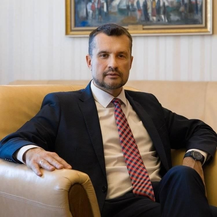 Бомба в БЛИЦ! Президентският секретар подава оставка, спречкал се с Радев заради... 