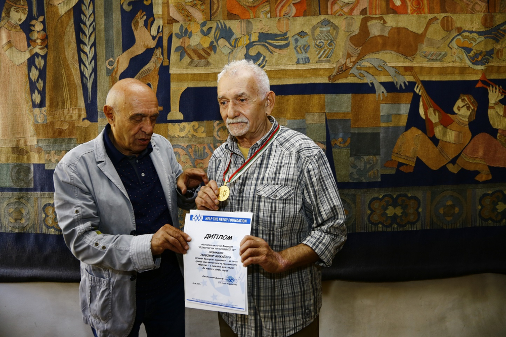Наградиха с почетен знак главният редактор на в. „Над 55” Любомир Михайлов СНИМКИ