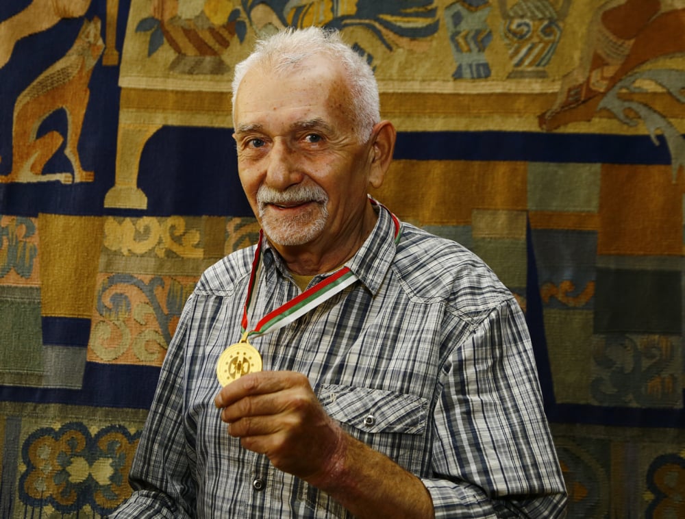 Наградиха с почетен знак главният редактор на в. „Над 55” Любомир Михайлов СНИМКИ