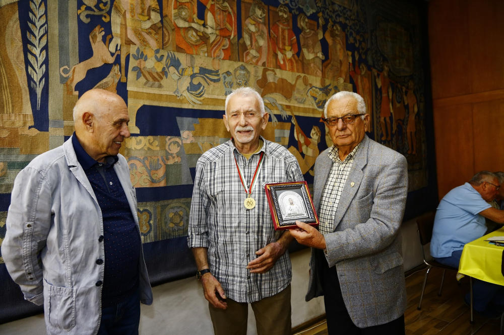 Наградиха с почетен знак главният редактор на в. „Над 55” Любомир Михайлов СНИМКИ