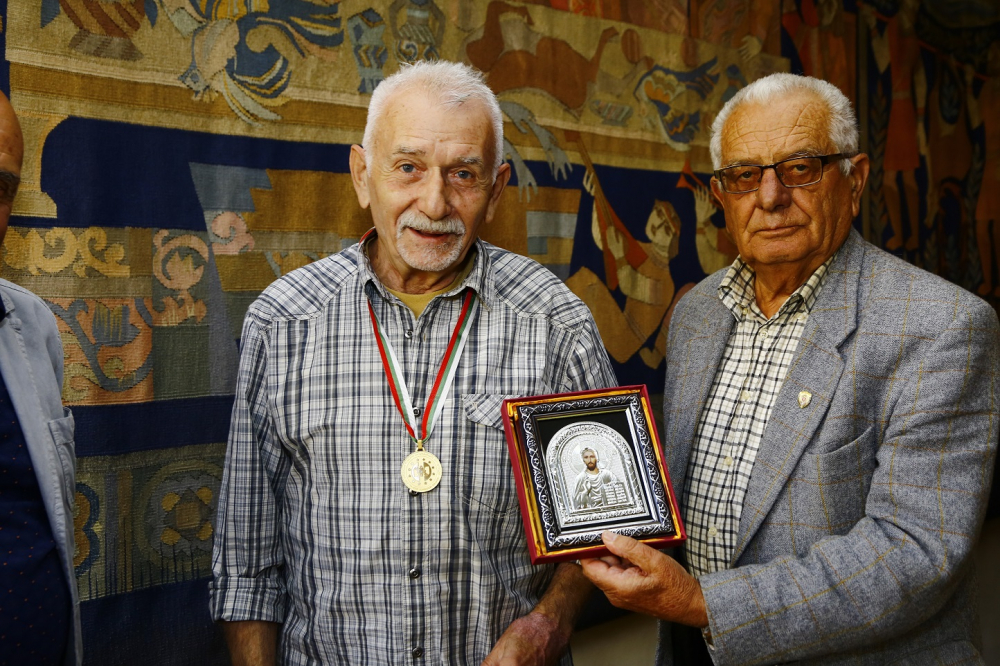 Наградиха с почетен знак главният редактор на в. „Над 55” Любомир Михайлов СНИМКИ