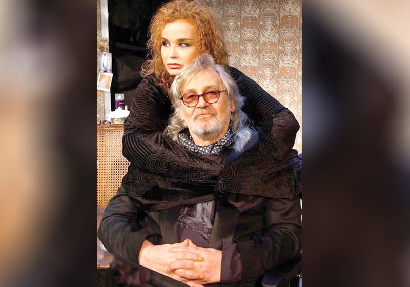 Аня Пенчева вика духа на Ламбо, за да участва в пиеса  като холограма