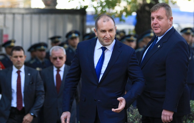 Радев гневно отговори на Каракачанов за оставката и пак скочи Борисов