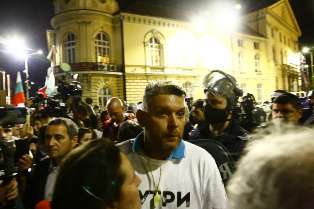 Извънредно! Протестиращите възпламениха бомба пред парламента! БЛИЦ TV