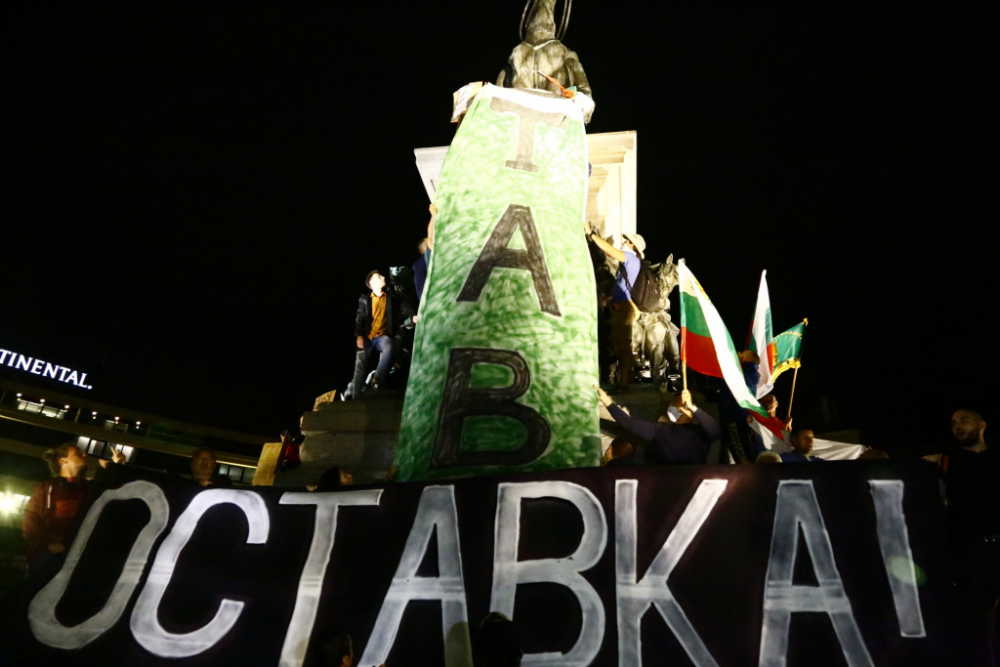 Извънредно! Протестиращите възпламениха бомба пред парламента! БЛИЦ TV