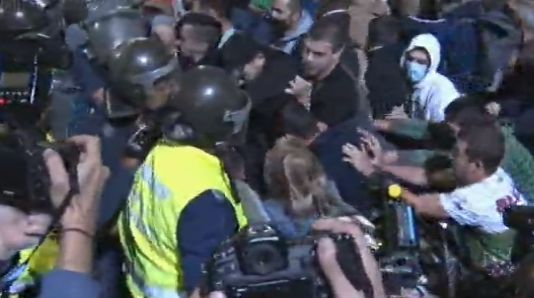 От последните минути: Демонстранти опитаха да пробият полицейския кордон, има пострадал униформен ВИДЕО