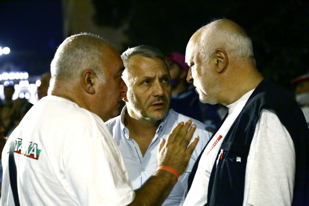 Гневни протестъри питат "Отровното трио": Къде са парите?  