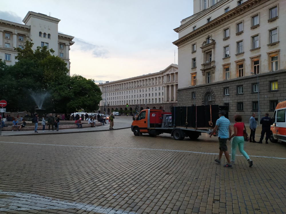 Фоторепортаж в БЛИЦ: Истинското доказателство, че протестът не е спонтанен 