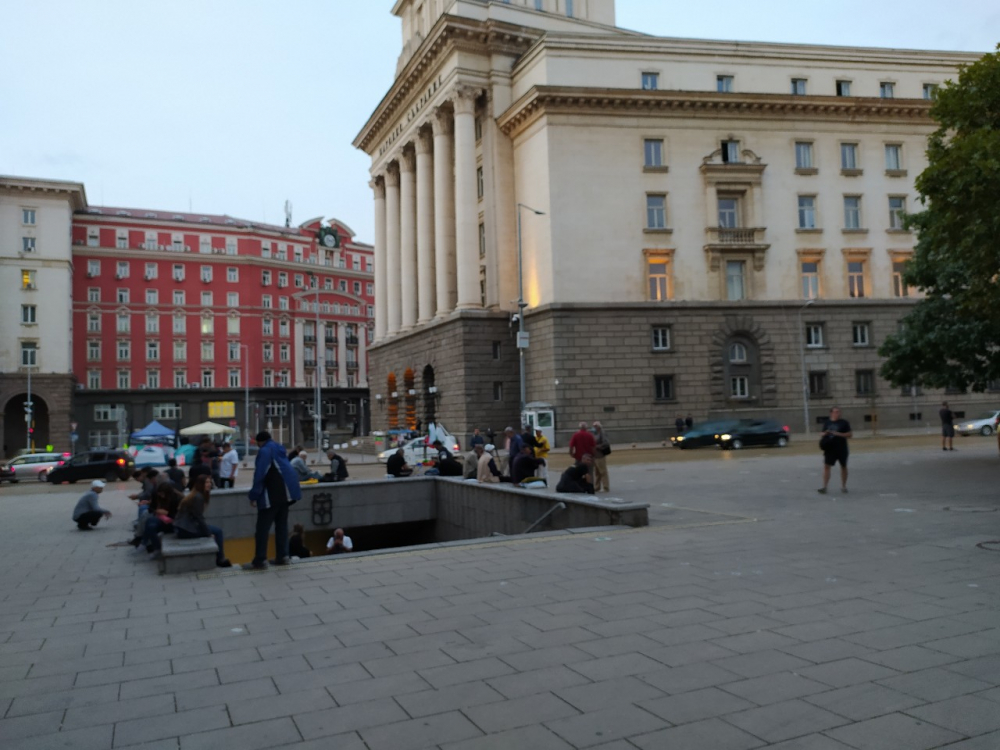 Фоторепортаж в БЛИЦ: Истинското доказателство, че протестът не е спонтанен 