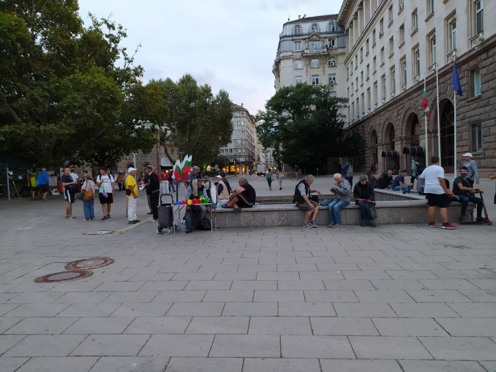 Фоторепортаж в БЛИЦ: Истинското доказателство, че протестът не е спонтанен 