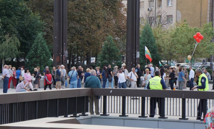 Контрапротест поиска оставката на Радев: Не искаме революционер на БКП СНИМКИ