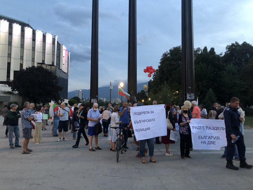 Контрапротест поиска оставката на Радев: Не искаме революционер на БКП СНИМКИ