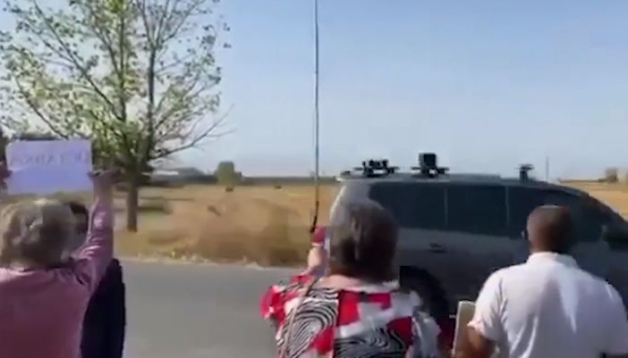 Посрещнаха Радев на "Граф Игнатиево" с освиркване ВИДЕО
