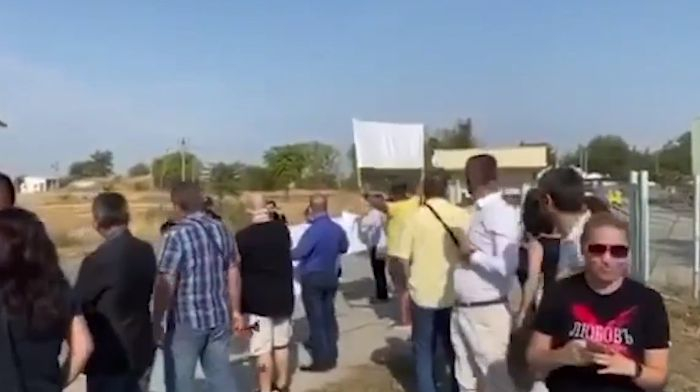 Посрещнаха Радев на "Граф Игнатиево" с освиркване ВИДЕО