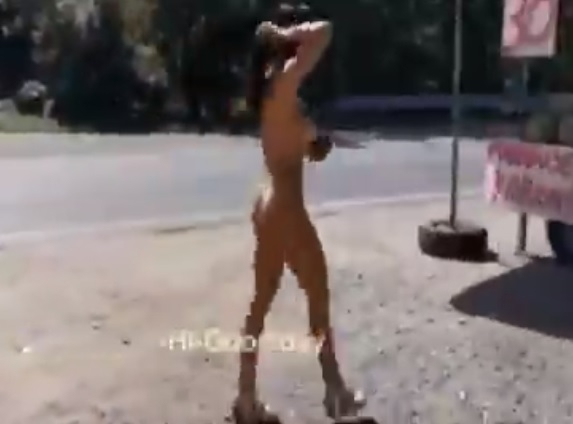 Пълен шаш: Чисто гола красавица си купува дини край пътя ВИДЕО 18+