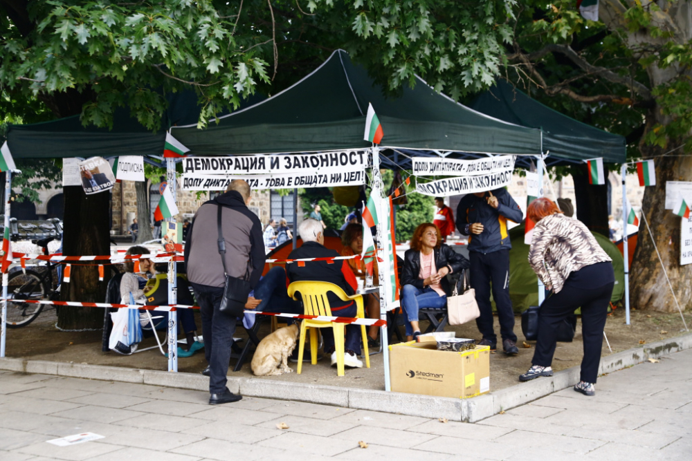 78-ми ден на протести: Шепа хора се събраха в Триъгълника на властта СНИМКИ