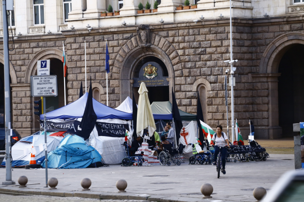 78-ми ден на протести: Шепа хора се събраха в Триъгълника на властта СНИМКИ