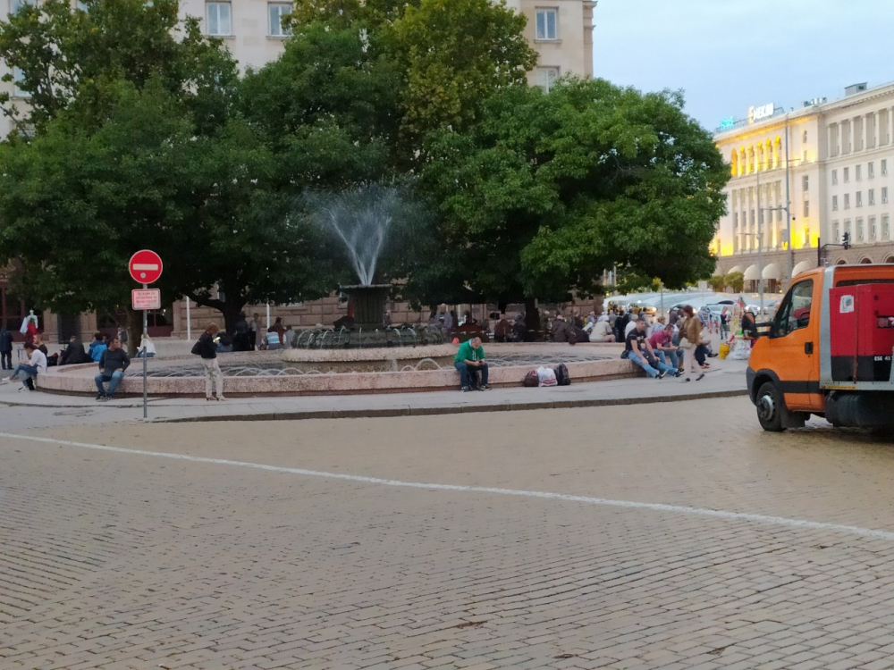 79-та вечер на протести: Гледката в триъгълника на властта е повече от трагична СНИМКИ 
