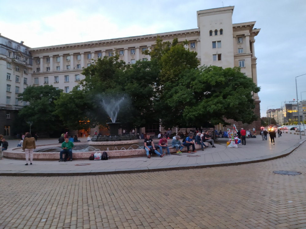 79-та вечер на протести: Гледката в триъгълника на властта е повече от трагична СНИМКИ 