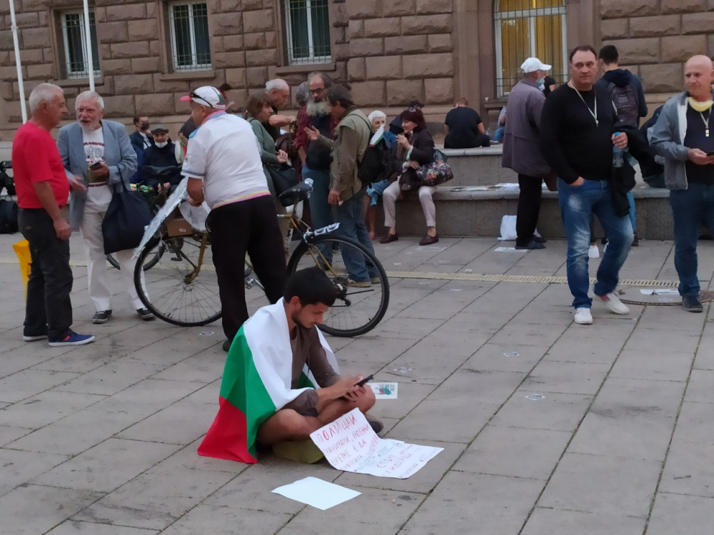 79-та вечер на протести: Гледката в триъгълника на властта е повече от трагична СНИМКИ 