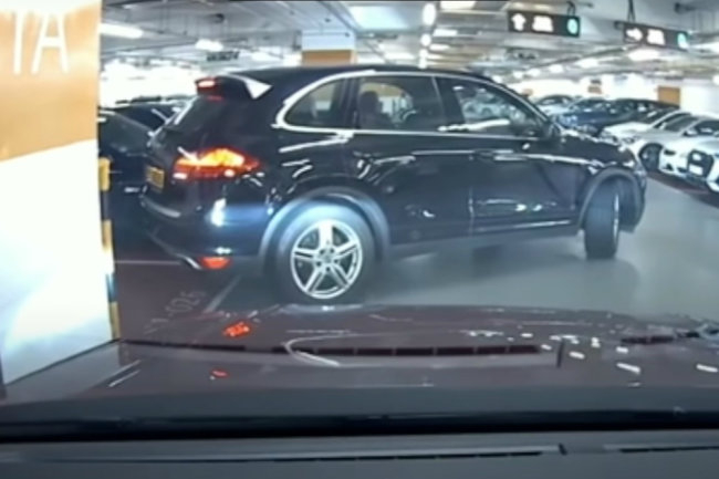 Шофьорка на джип Porsche втрещи мрежата с маневрите си на излизане от паркинг ВИДЕО