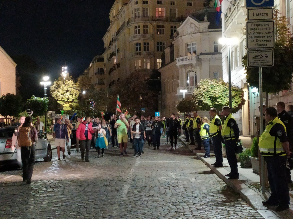  Протестиращите намериха нова жертва на вандалските си прояви СНИМКИ