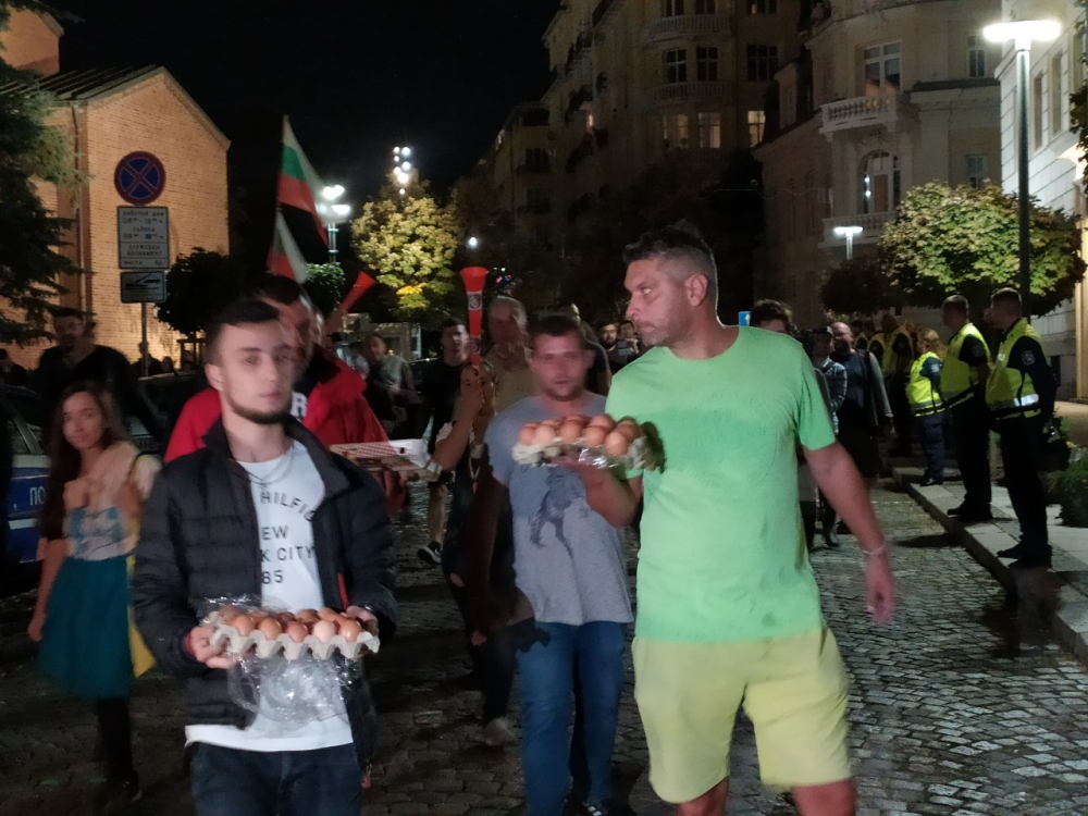  Протестиращите намериха нова жертва на вандалските си прояви СНИМКИ