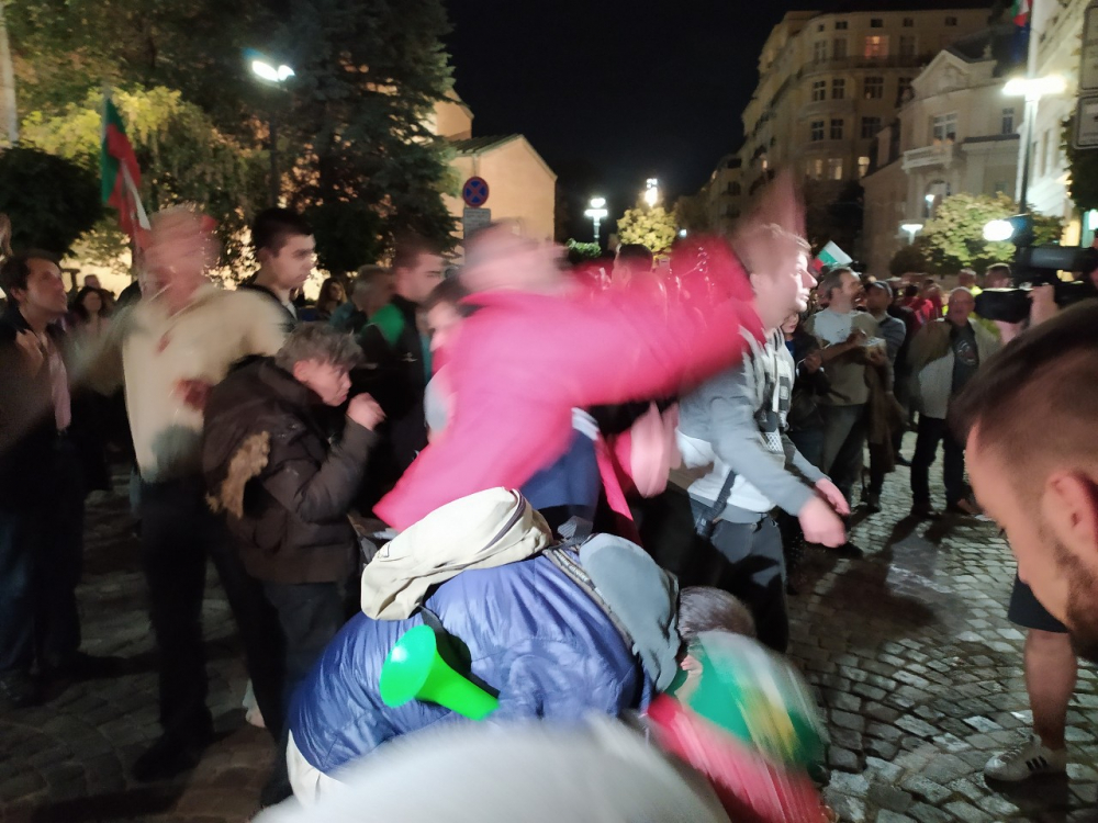  Протестиращите намериха нова жертва на вандалските си прояви СНИМКИ