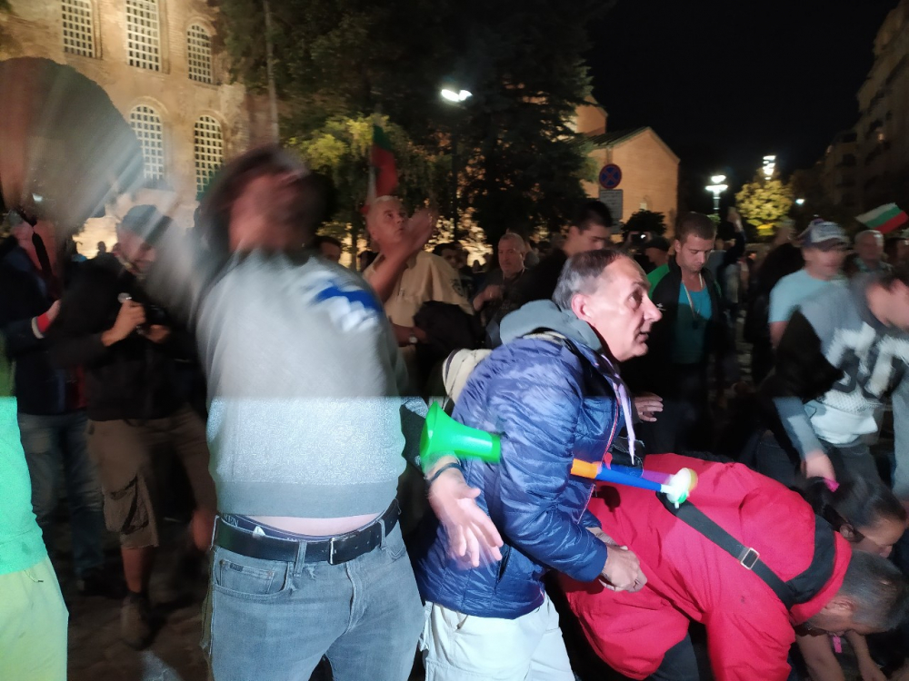  Протестиращите намериха нова жертва на вандалските си прояви СНИМКИ