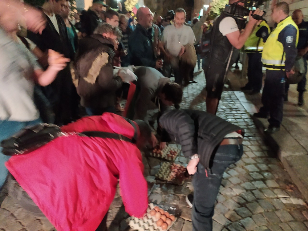  Протестиращите намериха нова жертва на вандалските си прояви СНИМКИ