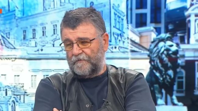 Писател: Протестиращите държат павета, а не ключа, най-страшно е, че...