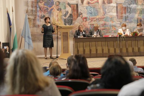 Войната се разгаря! Караянчева захапа остро Цветанов, намесен е и Радев
