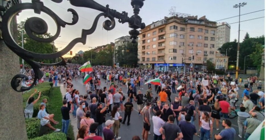 Протестиращи пак блокираха "Орлов мост", движението е пренасочено  