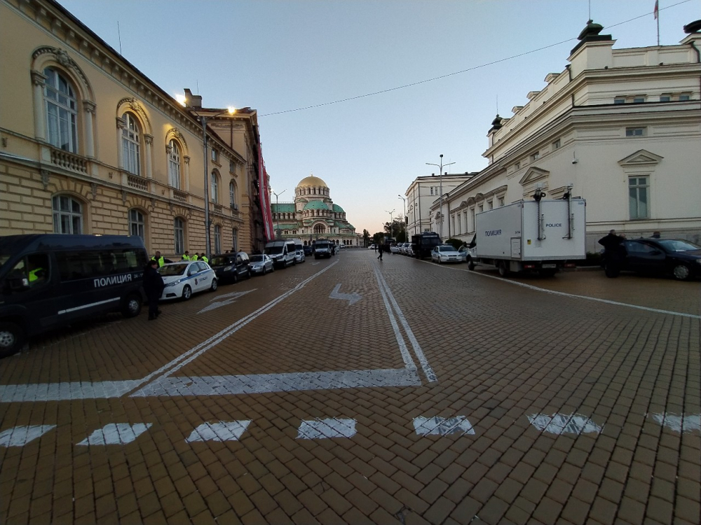 Такова чудо в Триъгълника на властта отдавна не се е случвало СНИМКИ 