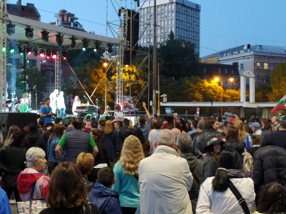 Такова чудо в Триъгълника на властта отдавна не се е случвало СНИМКИ 