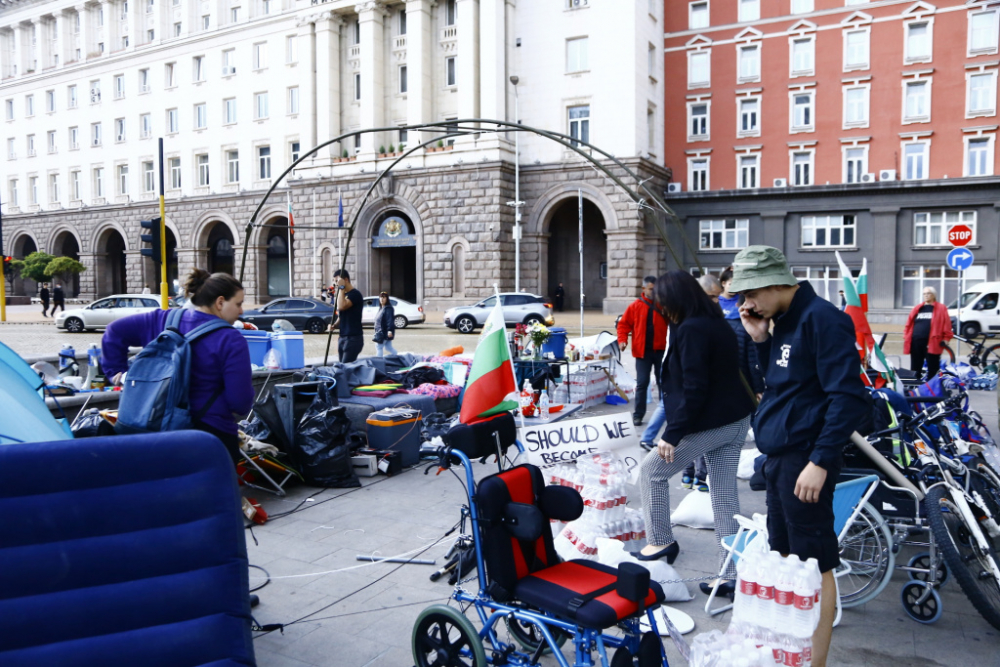 Протестиращи с ново 20 в Триъгълника на властта, започват да строят... СНИМКИ