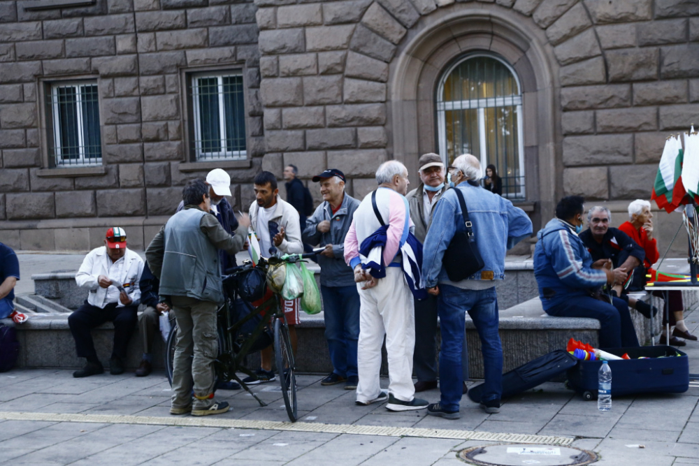 Протестиращи с ново 20 в Триъгълника на властта, започват да строят... СНИМКИ