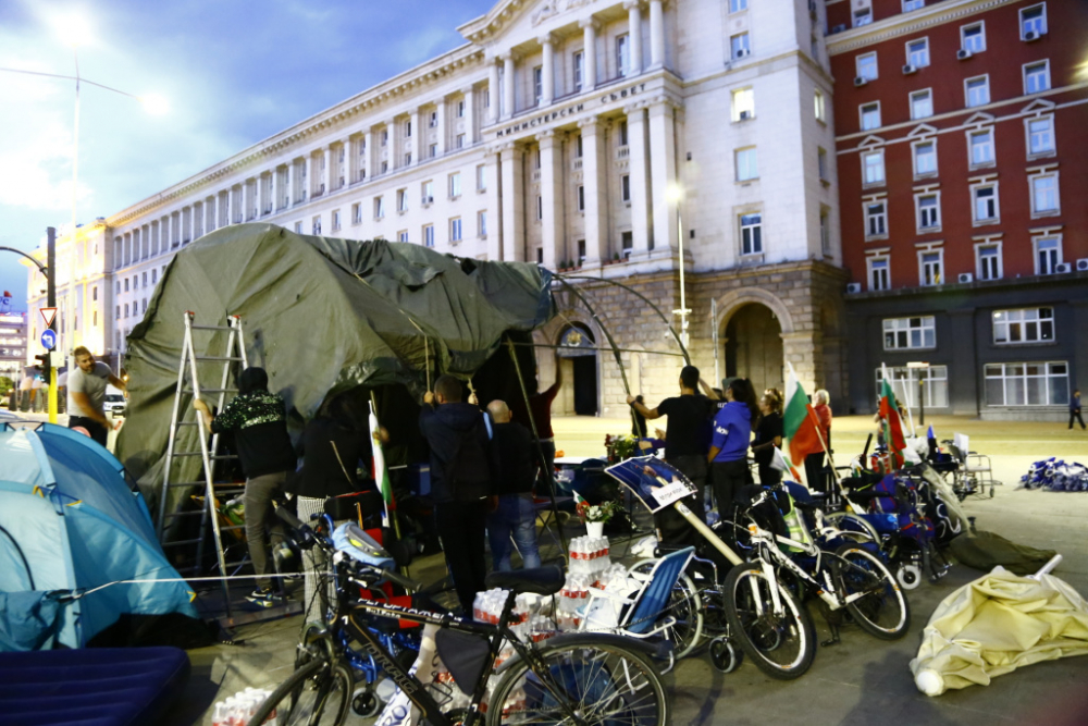 Протестиращи с ново 20 в Триъгълника на властта, започват да строят... СНИМКИ