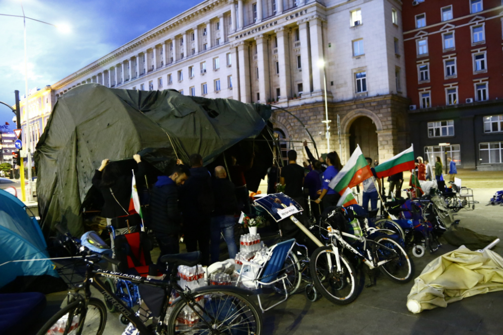 Протестиращи с ново 20 в Триъгълника на властта, започват да строят... СНИМКИ