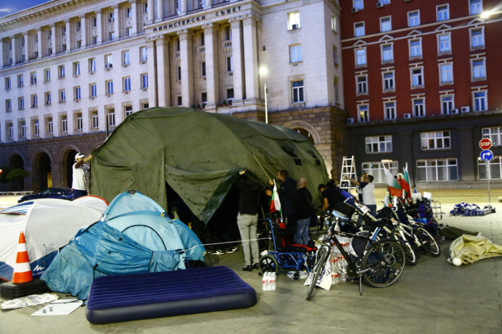 Протестиращи с ново 20 в Триъгълника на властта, започват да строят... СНИМКИ
