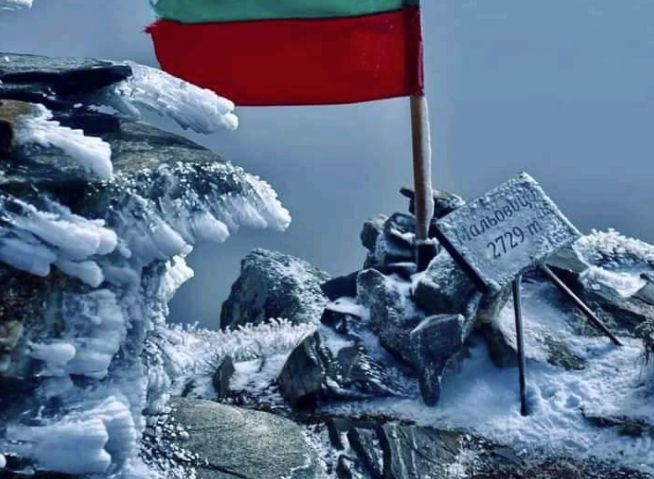 Сипе сняг! Мальовица вече е с бяла премяна СНИМКИ 