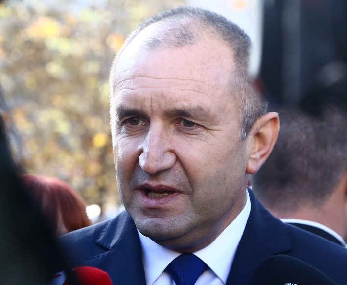 Мика Зайкова приклещи Радев в Смолян с парлив въпрос