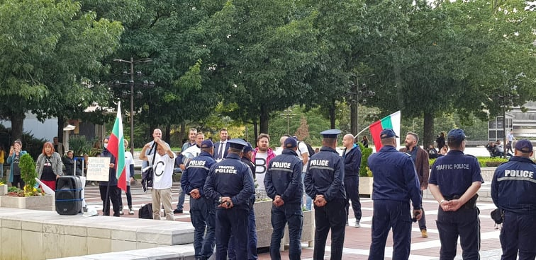 Екшън в Благоевград! Протестиращи нападнаха Цвета Караянчева! СНИМКИ