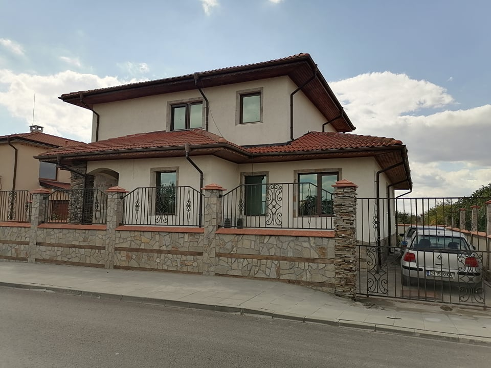 Пред палата на авер на Митьо Очите в Каменар ври и кипи СНИМКИ  
