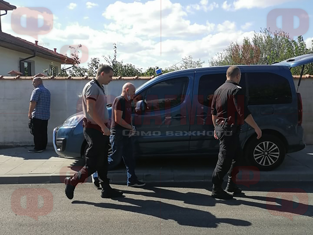 Пред палата на авер на Митьо Очите в Каменар ври и кипи СНИМКИ  