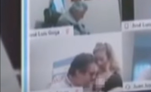 Депутат целуна голите гърди на секретарката си на онлайн заседание ВИДЕО 18+