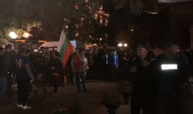 Напрежение пред БНТ! Десислава Ахладова не може да си тръгне СНИМКИ