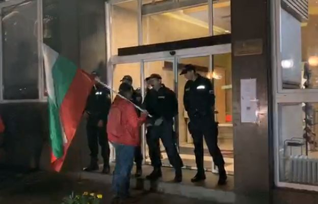Напрежение пред БНТ! Десислава Ахладова не може да си тръгне СНИМКИ